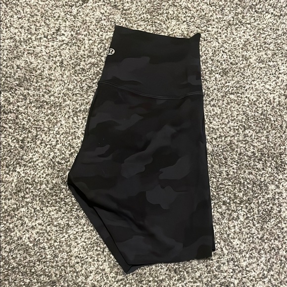 lululemon athletica Pants - Lululemon Wunder Train High Rise Short 6.5” Inseam Size 6 Camo Deep Coal Multi